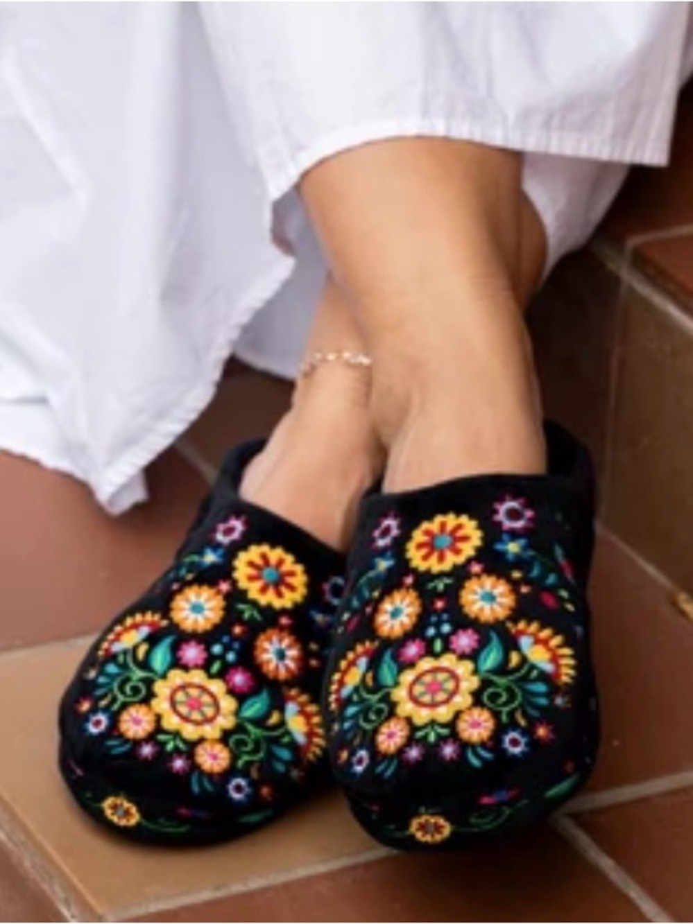 Black Embroidered Floral Slip-On Slippers for Women - Picture 6 of 12